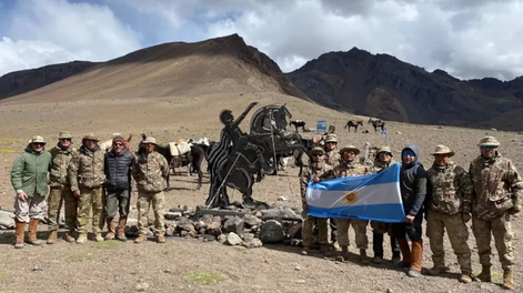 Con Juan Anriquez y Fabián Iribas a la cabeza, el equipo que logró la hazaña en plena cordillera sanjuanina (Foto Gentileza Infobae)