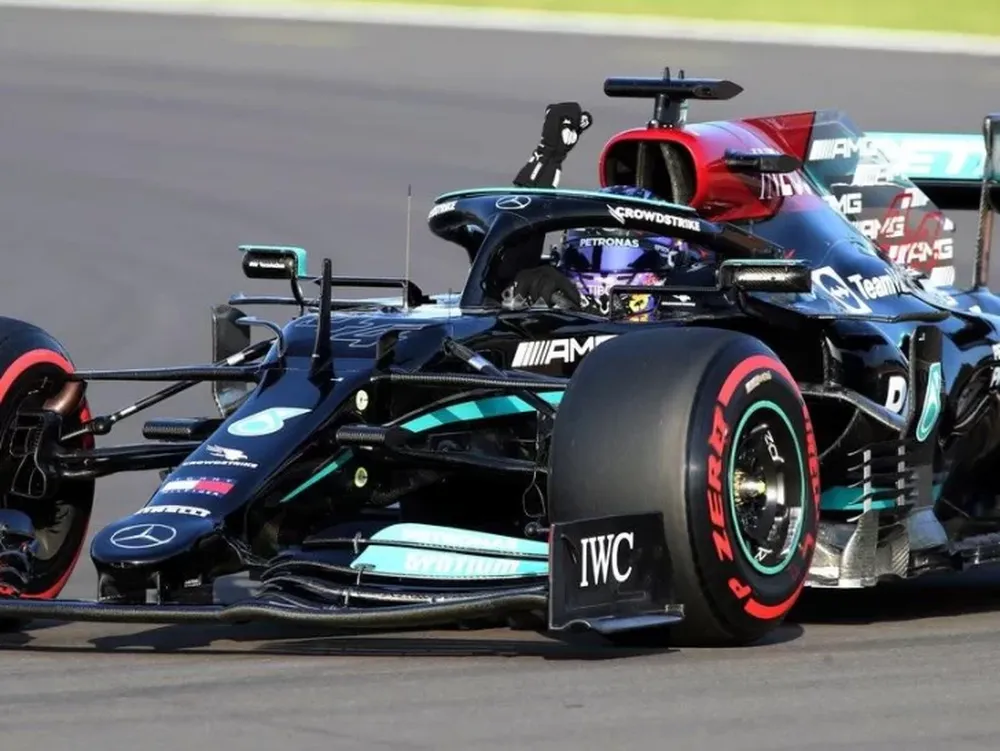 Campeón mundial Hamilton domina la clasificación en Silverstone