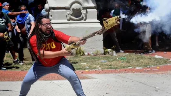 El manifestante “lanza-bombas” fue precandidato a diputado