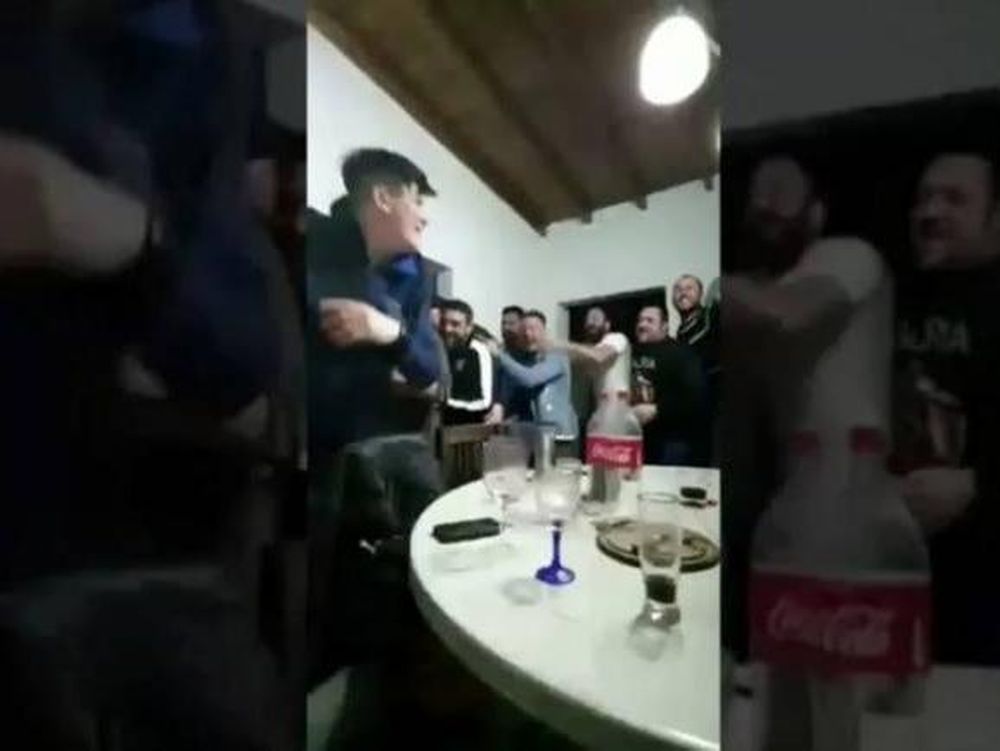 El viral del verano: furor por las representaciones de “quisiera saber con quién estás cog…”