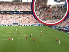 La pelota parece pegar en un cable que sostiene a una cámara aérea en la antesala del primer gol de Inglaterra contra Noruega en el Mundial. La pelota parece pegar en un cable que sostiene a una cámara aérea en la antesala del primer gol de Inglaterra contra Noruega en el Mundial.