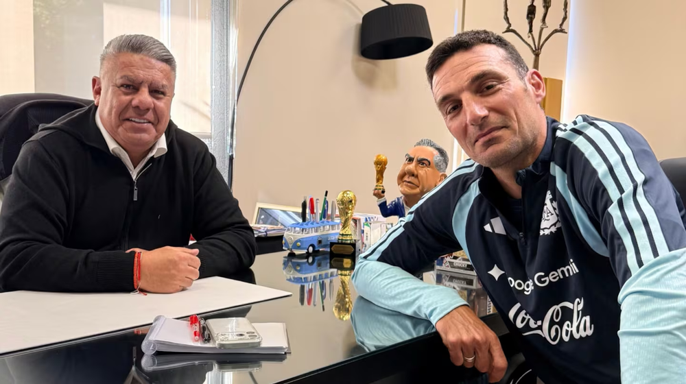 Lionel Scaloni se sacó una foto con Chiqui Tapia.