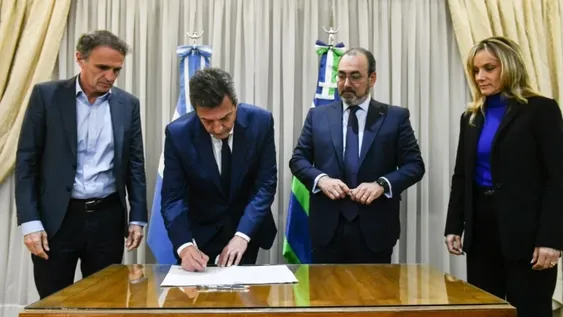 Massa usó la lapicera para sumarle reservas al Central