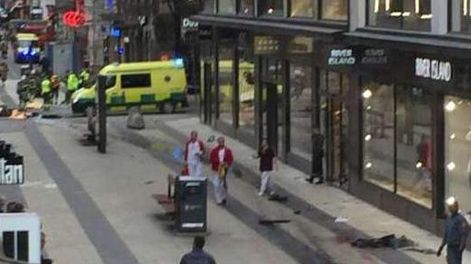 Estocolmo: camión atropelló a una multitud y afirman que ya son 5 los muertos