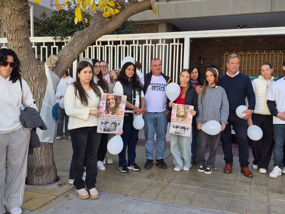 Amigos y familiares de Lucía Rubiño en las puertas de Flagrancia.