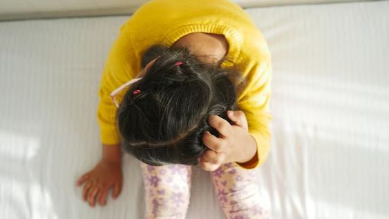 Una nena fue al hospital por un intenso dolor de ojo y descubrieron que tenía gusanos en la cabeza