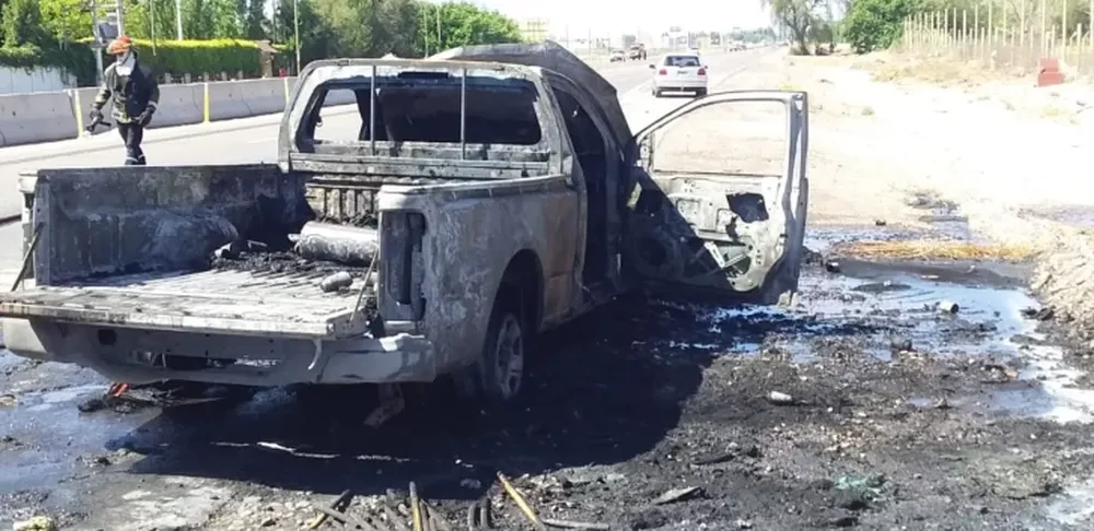 [VIDEOS] Un vehículo que transportaba artículos de limpieza fue consumido por las llamas
