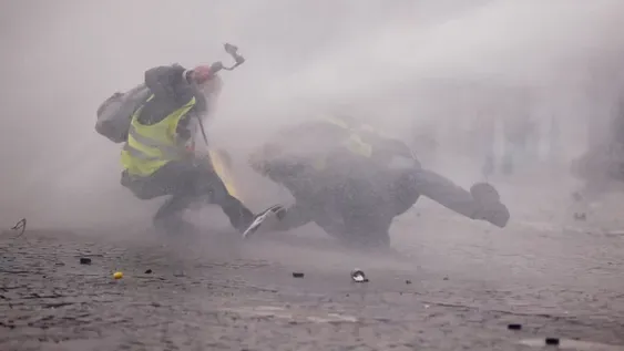 [FOTOS] Enfrentamientos con la policía en una nueva protesta de los “chalecos amarillos”