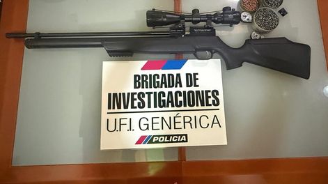 tras una denuncia por amenazas, allanaron una ferreteria en 25 de mayo e incautaron varias armas