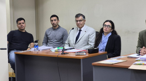 Policías acusados: el cabo primero Alejandro Meza y el cabo Fabián Bernal, junto a sus abogados defensores Gustavo Sánchez y Rosita Sánchez.&nbsp;