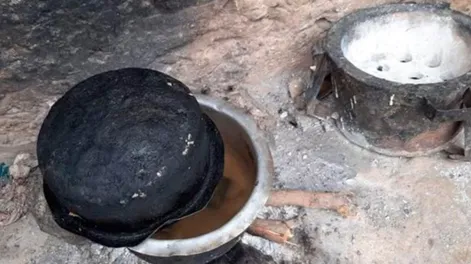 Simuló hervir piedras para que sus hijos creyeran que iban a comer