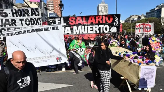 Simularon velatorio de Salario Mínimo