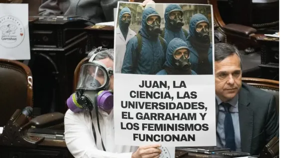 COMO El Eternauta. El diputado de Encuentro Federal Esteban Paulón apareció así.