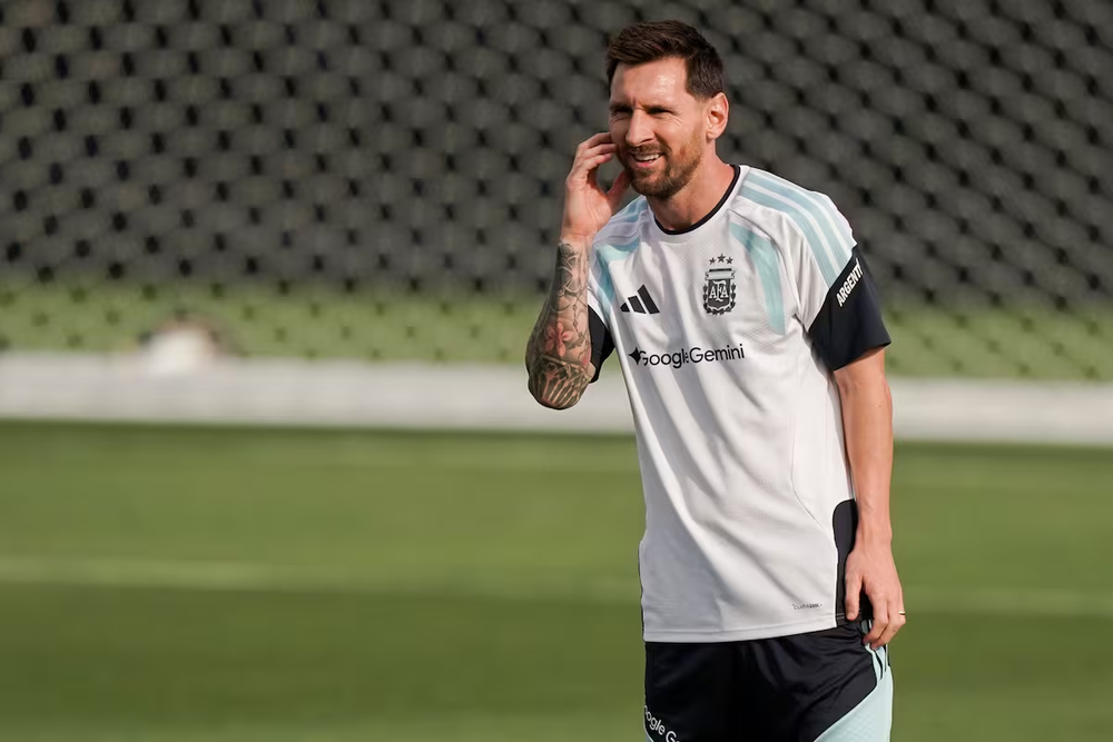 Lionel&nbsp;Messi saltó al campo de juego en la práctica de Kansas City de buen ánimo