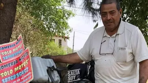 Un enfermero jubilado creó una “gomería móvil” para salir de la depresión y es furor