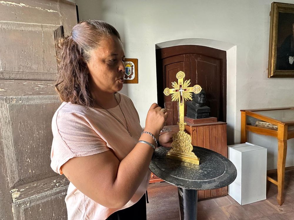 Las Reliquias de la Santa Cruz que fueron halladas en el Colegio Santa Rosa y que pertenecen a la Catedral, visitarán la Parroquia Divino Salvador.