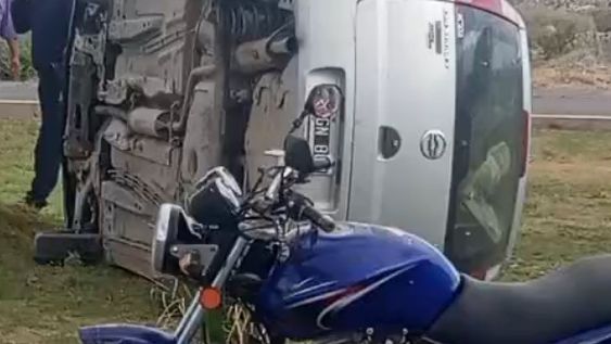 Dos menores robaron un auto en Chimbas, se fugaron y terminaron volcando tras una persecución