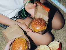 mcdonalds reafirma su compromiso con la calidad evolucionando la preparacion de sus hamburguesas mas iconicas