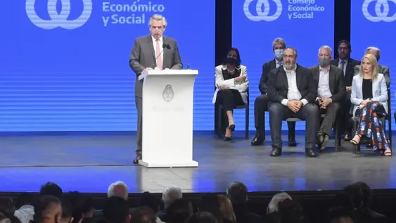 El Presidente retoma su ataque a la Corte Suprema y apura una reforma