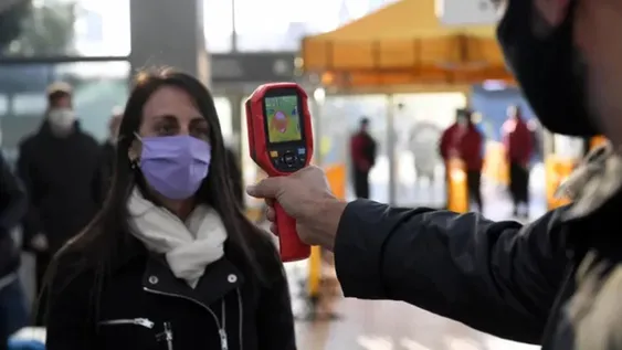 El Gobierno reduce gradualmente los requisitos para ingresar al país