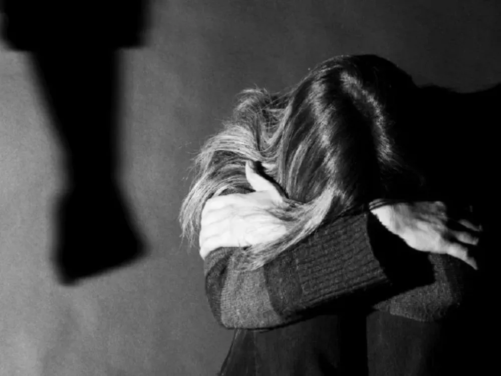 Rompió la puerta de la casa de su ex, la zamarreó y destruyó a ladrillazos una moto