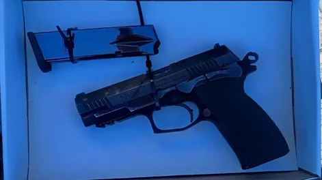 Atraparon a un hombre que llevaba un rollo de cable robado: le encontraron un arma de fuego