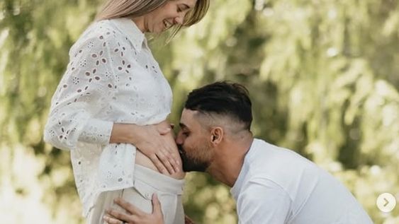 tras el dolor por la perdida de su hermana, reconocida conductora de tv anuncio que esta embarazada