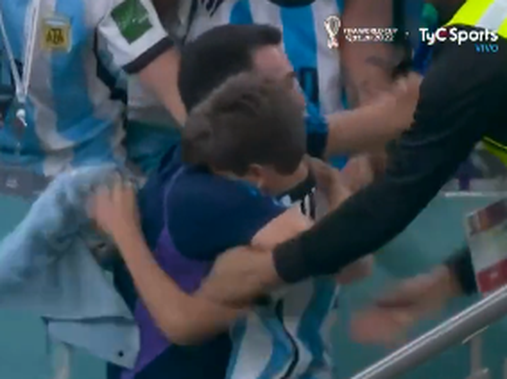 El emotivo abrazo de Scaloni con su hijo