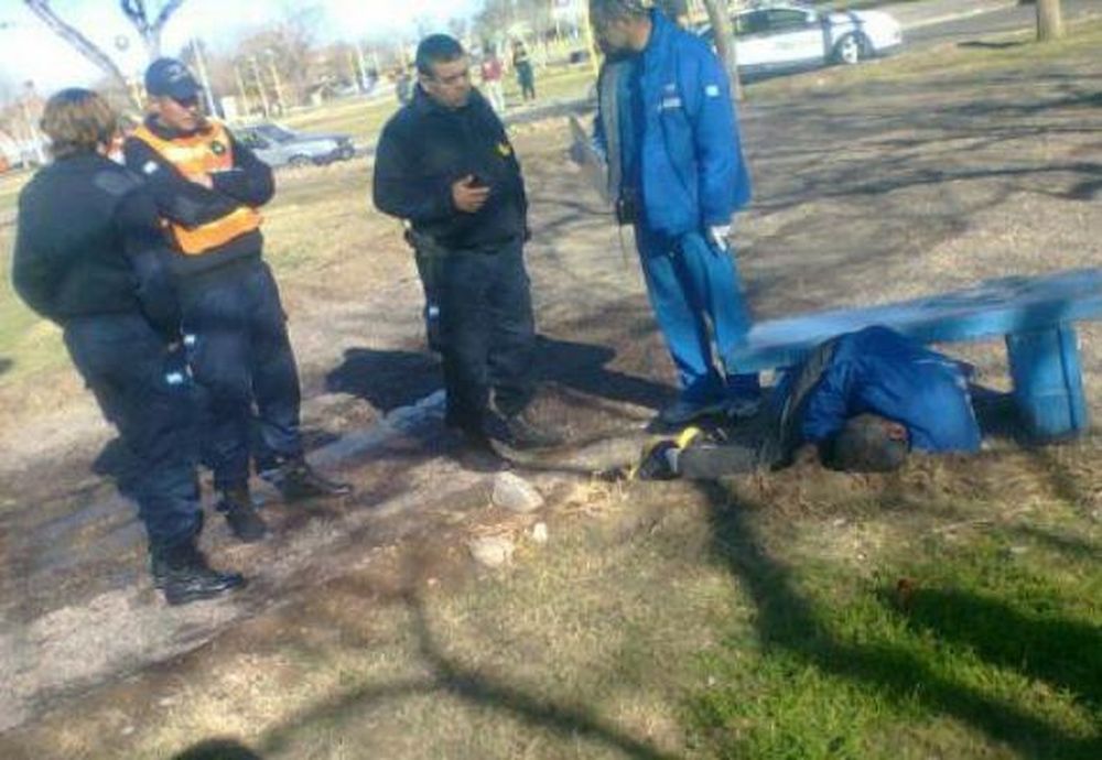 Indigente muere en una plaza