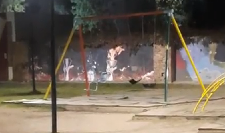 Misterio en una plaza: un columpio se balancea solo en medio de la calma