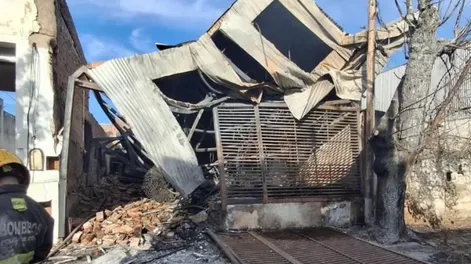 Tragedia en una pensión: un incendio consumió todo y mató a dos personas