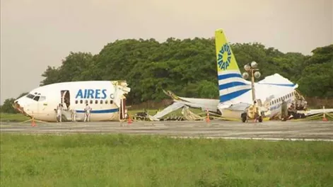 Un rayo parte en tres a un avión: un muerto y más de 100 heridos
