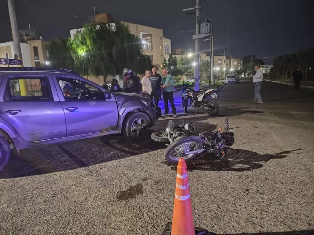 Choque entre un auto y una moto dejó un herido