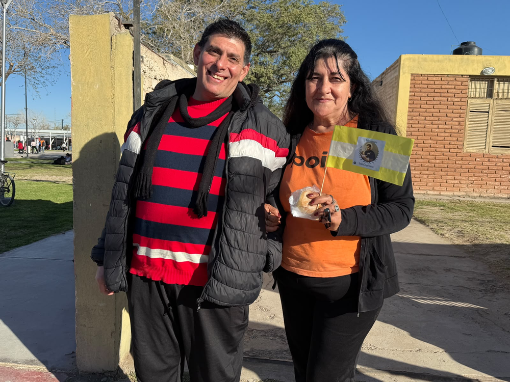 Antonio y Ana son hermanos y desde chicos participan juntos de la procesión de San Cayetano. Esta vez fueron motivados por la visita del Papa. 'Los argentinos la estamos pasando mal y rogamos que la visita del Papa nos bendiga', dijo Antonio.