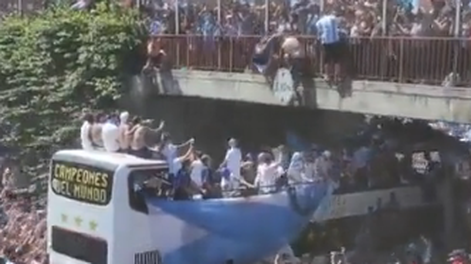 Los videos de los hinchas que se arrojaron desde un puente al micro de la Selección