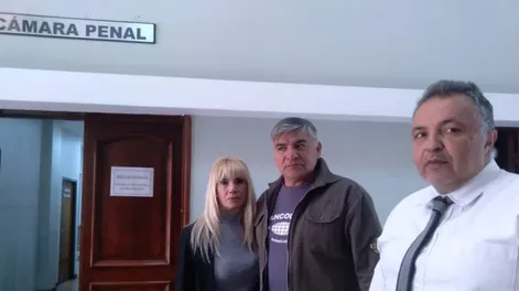 En contra de la decisión judicial se mostraron los padres de la víctima, María Fernanda Cerdera y su esposo Luis Castro, junto al abogado Ismael Hidalgo (derecha)