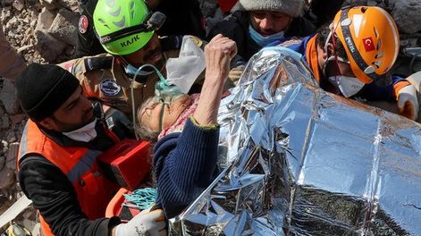Hallan otras tres personas con vida bajos los escombros, 13 días después del sismo