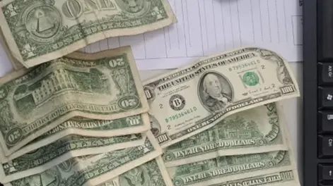 Robaron documentación y dinero del interior de un auto: quedaron detenidos