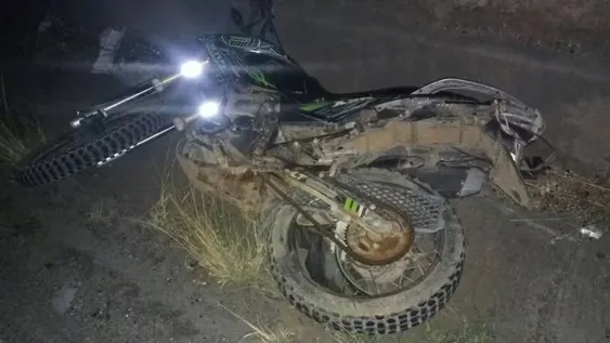 Dos jóvenes viajaban en moto, chocaron con un caballo y sufrieron importantes heridas