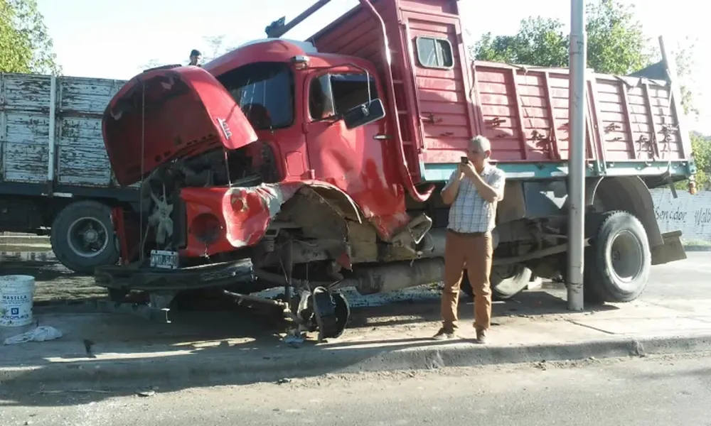 Impactante: un camión perdió una rueda y quedó montado en un boulevard