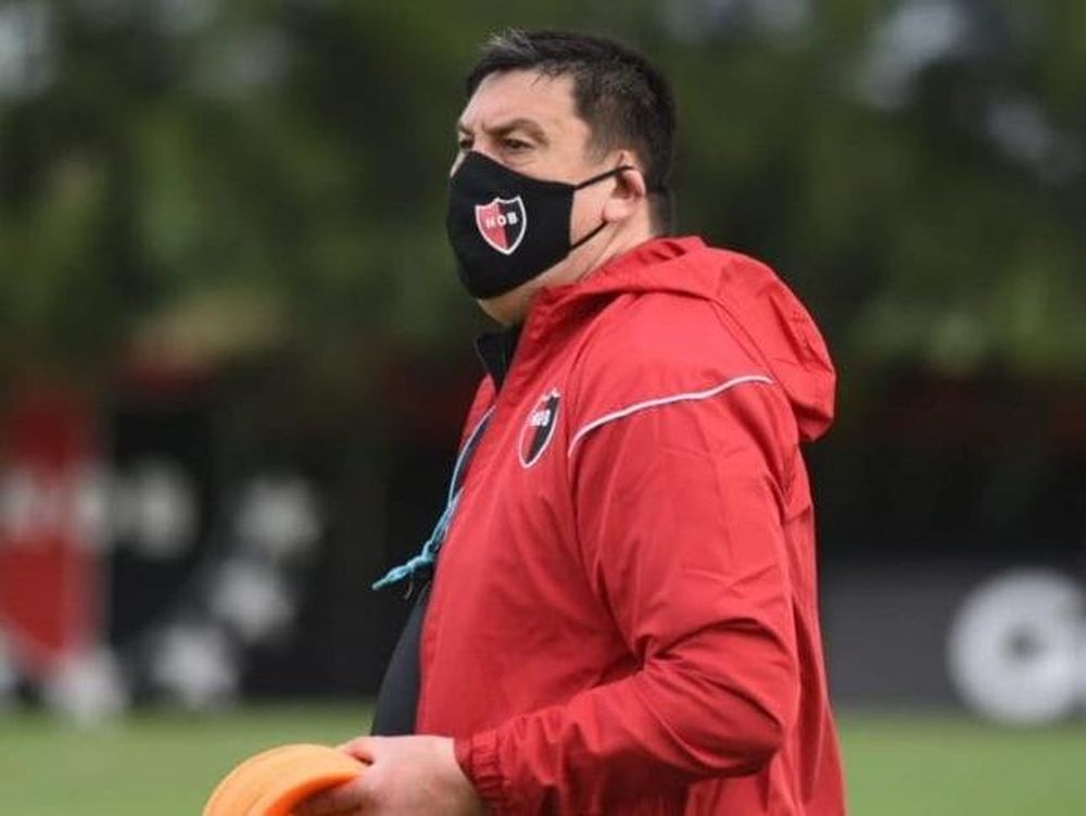 El blooper del Mono Burgos en su presentación con Newell’s que se volvió viral