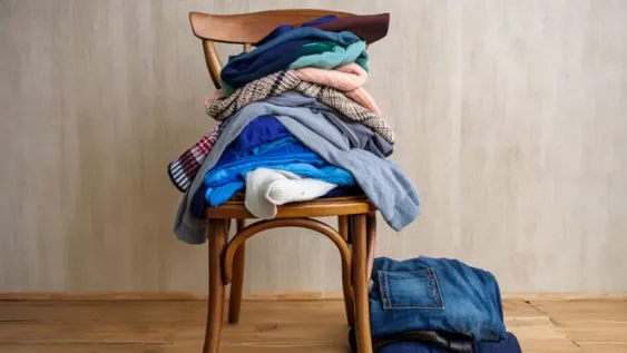 Tu silla con ropa puede decir más de vos de lo que pensás, según los expertos