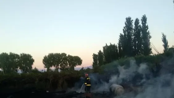Importante incendio en un galpón de Santa Lucía generó alarma