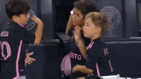 El divertido baile de Ciro Messi en la tribuna: se consiguió dos amiguitos y son furor en TikTok