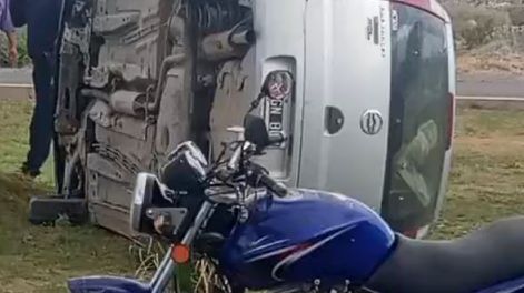 Dos menores robaron un auto en Chimbas, se fugaron y terminaron volcando tras una persecución