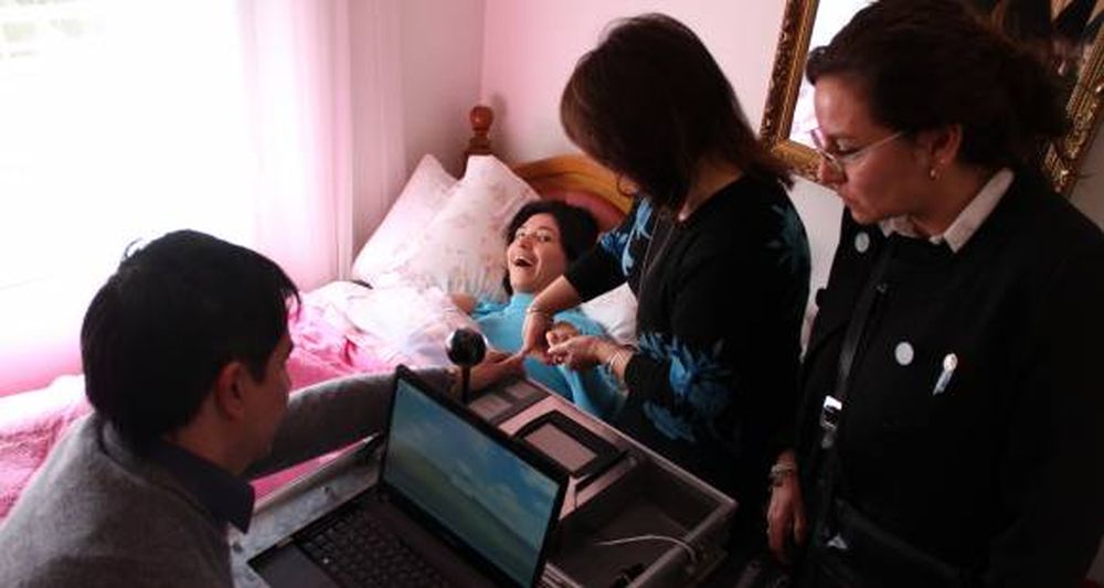 Vanessa, la primera en  usar el delivery del DNI