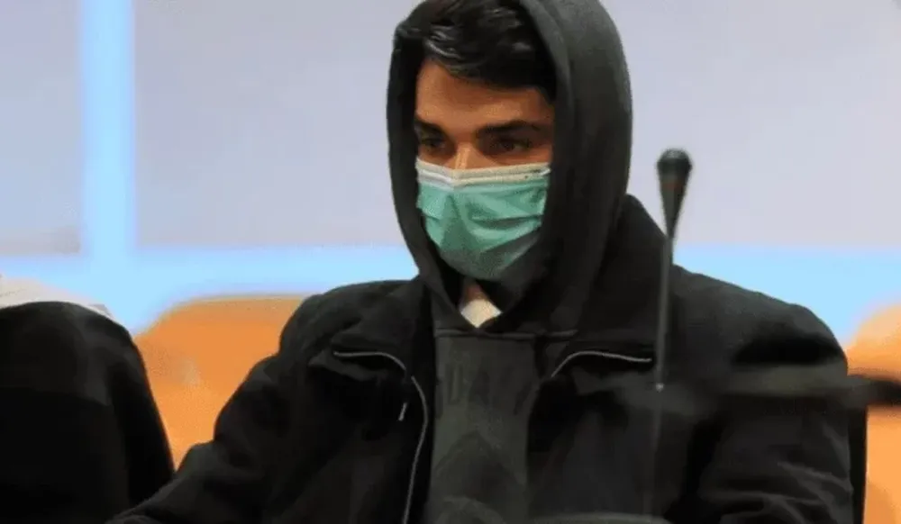 Asesinó a su madre, la troceó, se la comió y guardó pedacitos en un tupper para darle al perro