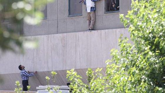 Hombres armados irrumpen a los tiros en el Parlamento de Irán: hay al menos 7 muertos