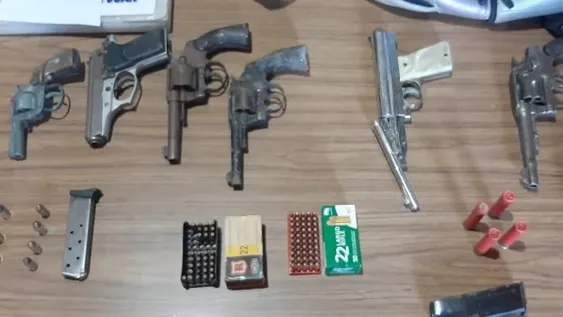 Buscaban objetos robados y se encontraron con un arsenal
