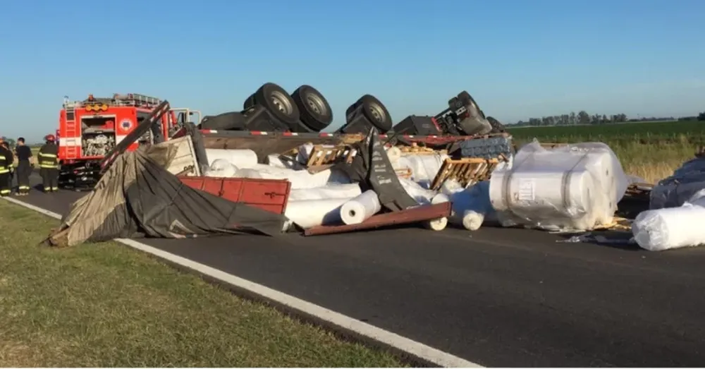 Una mujer murió en un accidente con un camión de San Juan que terminó volcando